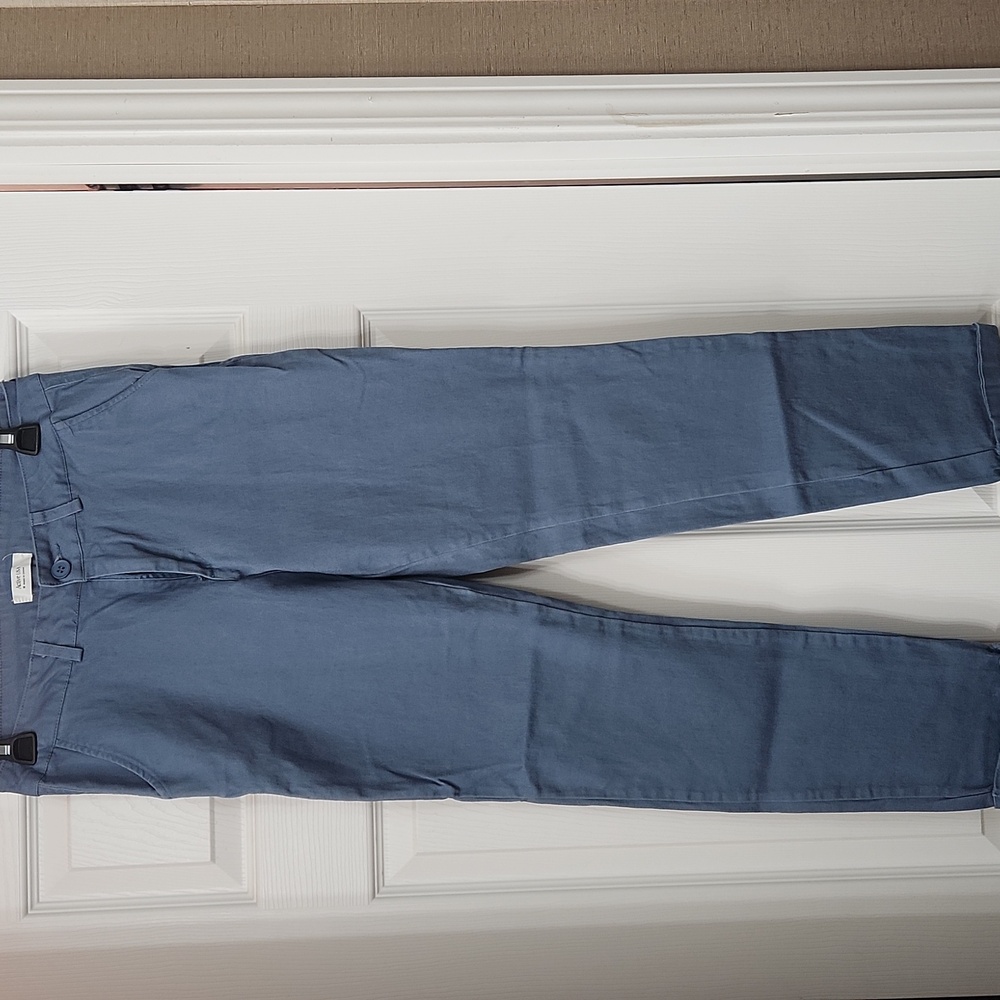 Cropped blue pants